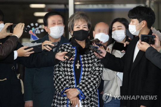 목포시의 '도시재생 사업 계획'을 미리 파악하고 차명으로 부동산을 매입한 혐의를 받는 손혜원 전 의원이 지난 2021년 11월 25일 서울남부지법에서 열린 항소심 선고공판을 마치고 나와 발언하고 있다. [연합뉴스]